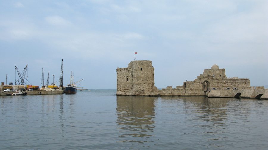 Морская крепость Сайды на фоне Средиземного моря в Ливане