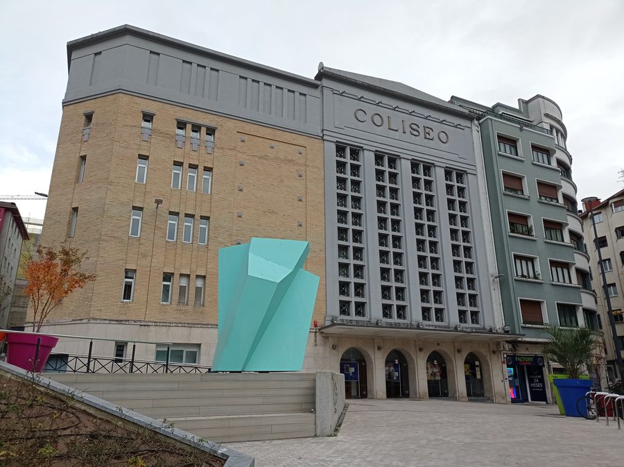 Театр Coliseo в Эйбаре со скульптурой „Txopitea ta pakea“