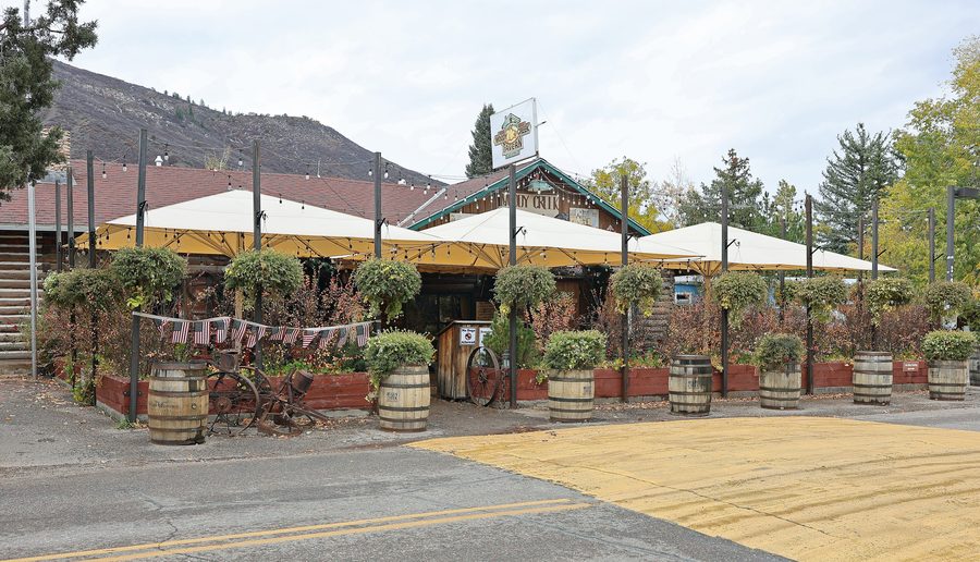 Фасад Woody Creek Tavern в Вуди-Крик, Колорадо.