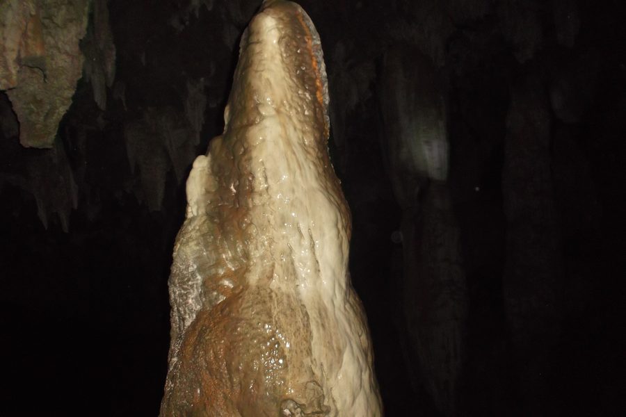 Сталагмит внутри Gruta de Bacaetava в Коломбо, Парана