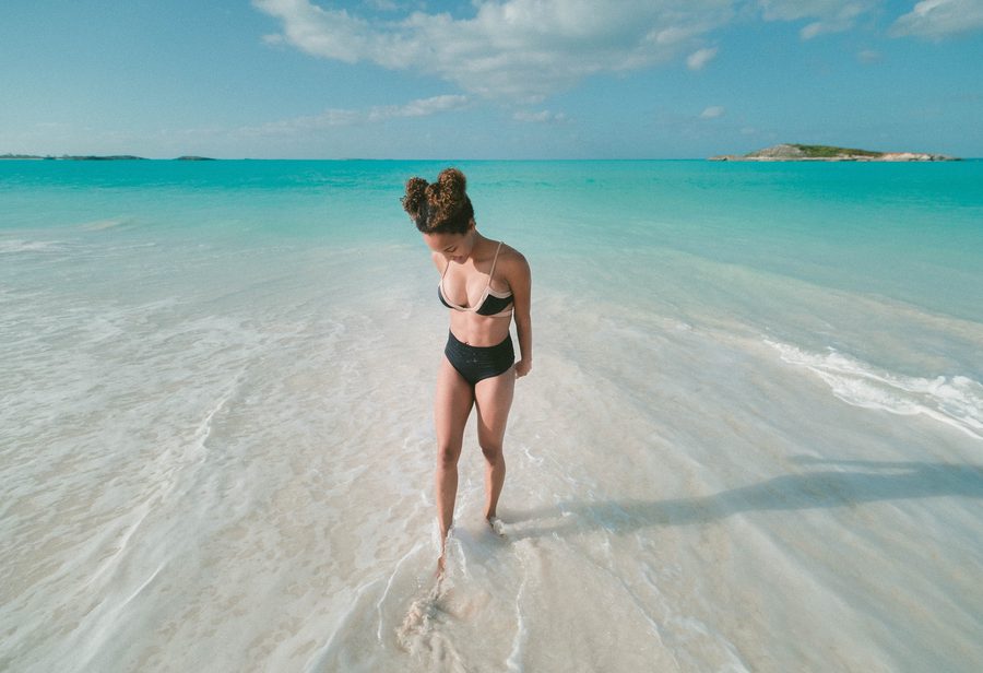 Тропический пляж на Great Exuma на Багамах
