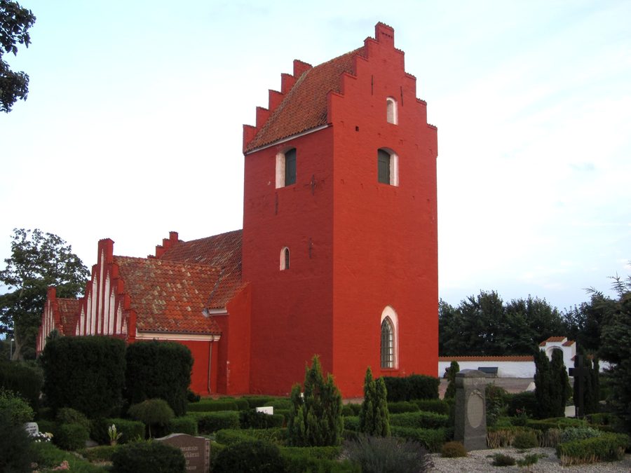Церковь "Odden Kirke", расположенная в Зеаланд-Пойнт на востоке Дании.