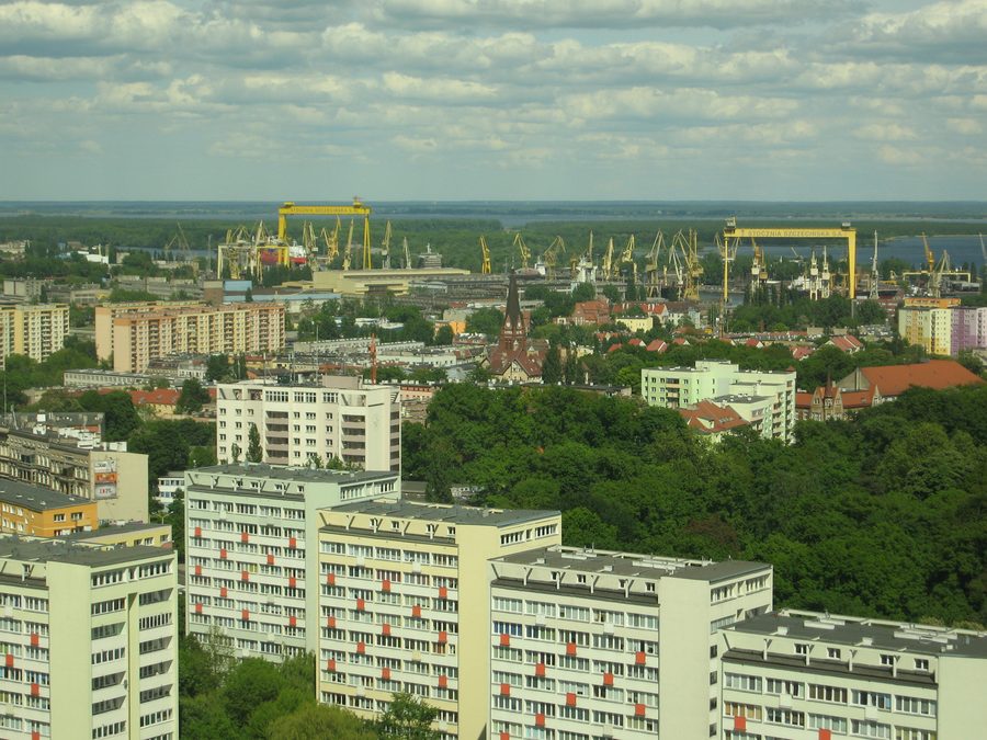 Здания судоверфи в Щецине у гавани.