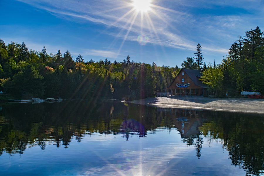 Canoe Lake в Algonquin Provincial Park в солнечный день.