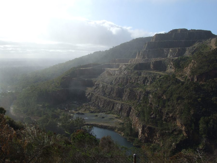 Карьер на склоне холма в Adelaide Hills
