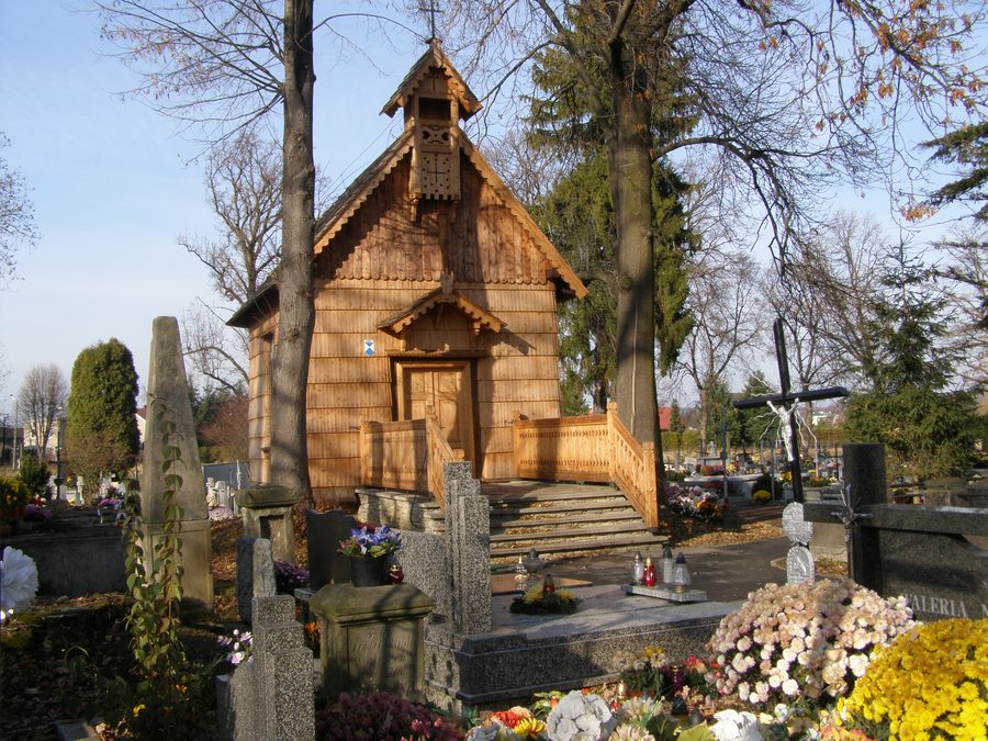 Историческая часовня на кладбище в Едличе, датируемая 1865 годом
