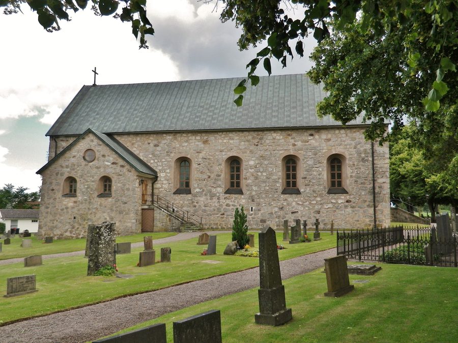 Внешний вид церкви Halltorps kyrka в Халлторпе, Швеция