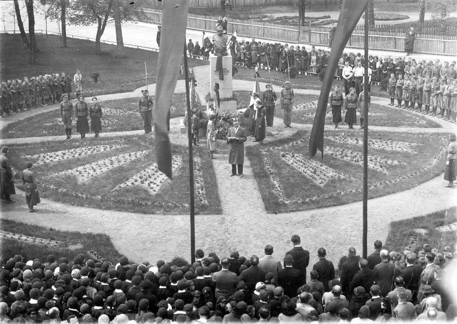 Историческое фото привокзальной площади в Лунинеце 1935 года