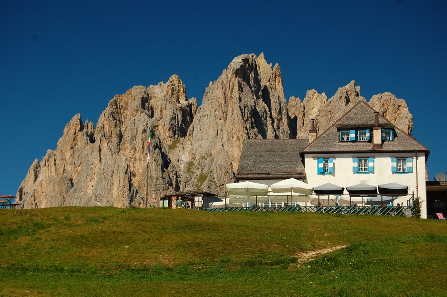 Приют Rifugio Ciampedie на фоне Катиначчо
