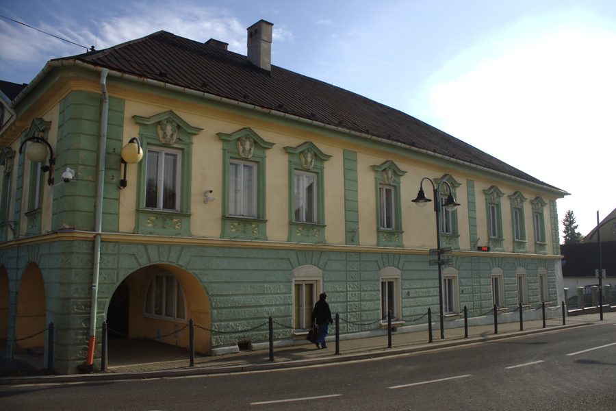 Здание городской администрации и инфоцентра на площади 9. května в Моравском Бероунe