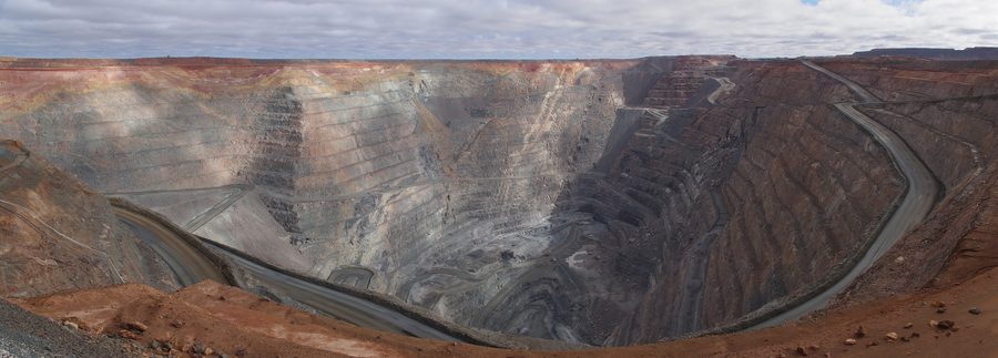 Широкий вид на золотой рудник Super Pit возле Калгурли.
