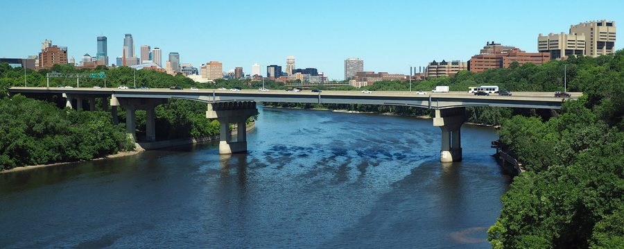 Мост Dartmouth через реку Миссисипи в Миннеаполисе.