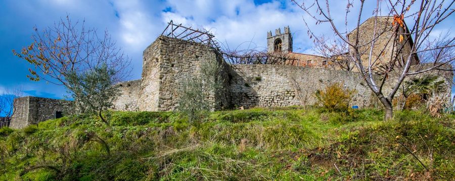Стены Сан-Квирико в Valleriana