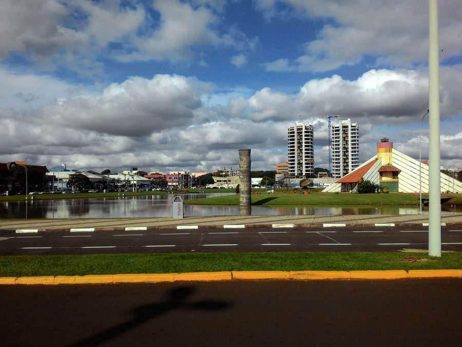 Озеро и озелененные зоны Parque Ecológico de Toledo в Паране