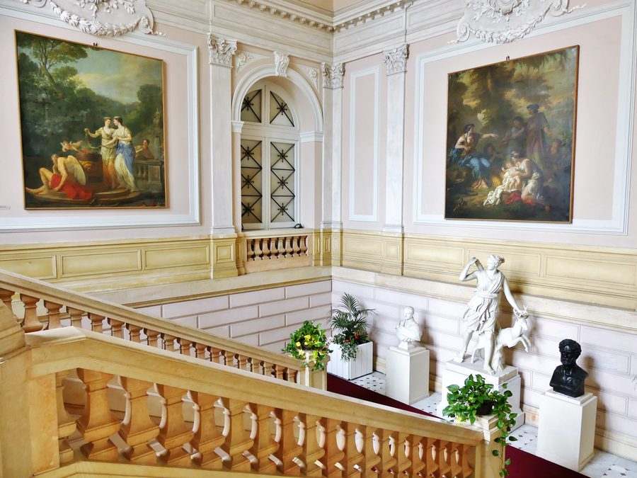 Парадная лестница в южном крыле Château des Ducs de Savoie в Шамбери