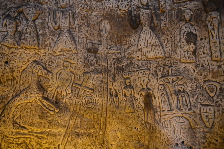 Резные изображения в Royston Cave: лошадь, Земная богиня и Распятие