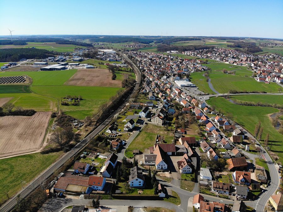 Аэрофотоснимок Зигельсдорфа в общине Veitsbronn с жилой застройкой и ландшафтом