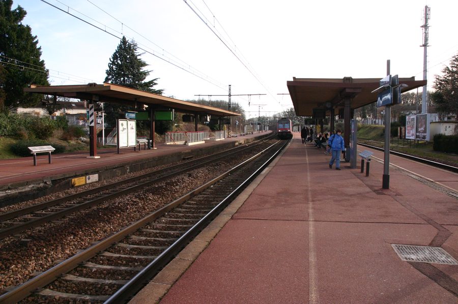 Железнодорожная станция Gare de Cesson в Сене и Марне