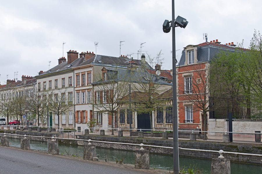 Исторические здания вдоль Quai des Comtes de Champagne в Труа, Об, Франция
