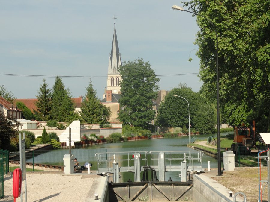 Шлюз и церковь Tours-sur-Marne