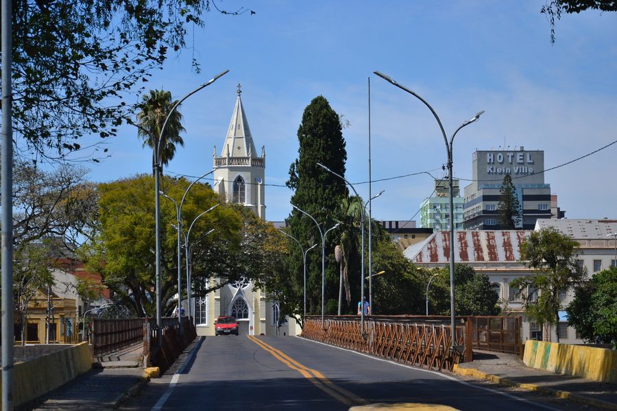 Охраняемый памятник Ponte 25 de Julho с Igreja Matriz на заднем плане в Сан-Леополду