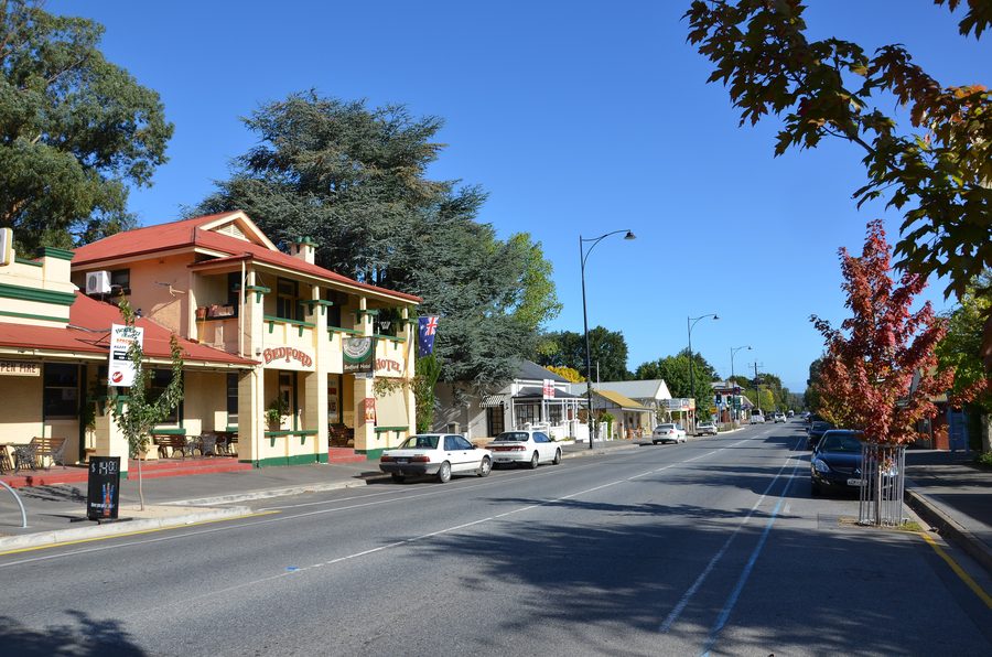Главная улица в Woodside, South Australia