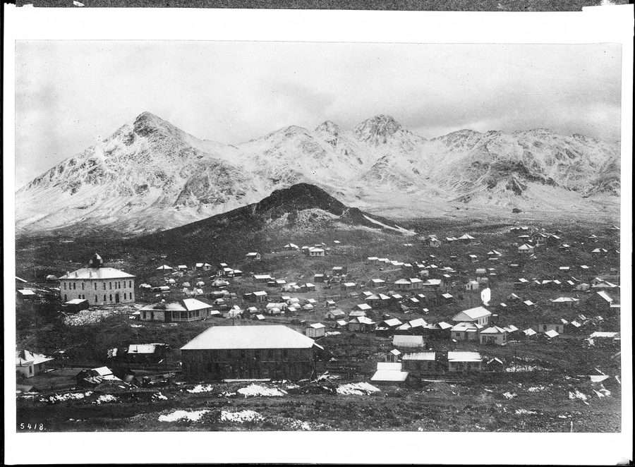 Панорамный исторический вид на Tonopah Mining Park с горнодобывающими сооружениями и Mount Butler вдалеке
