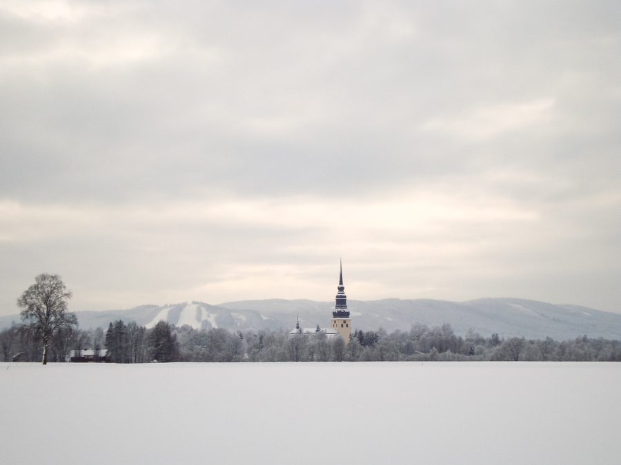 Нюбробергет с лыжными спусками и церковью Стора Туна, Бурлэнге