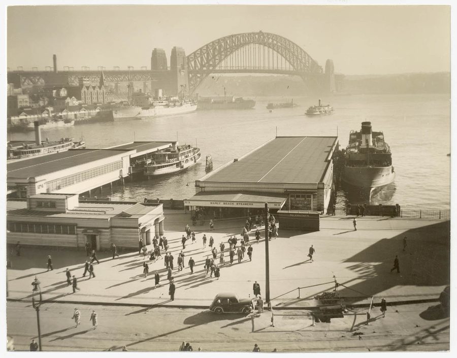 Пассажиры покидают паром Манли у Circular Quay перед Harbour Bridge