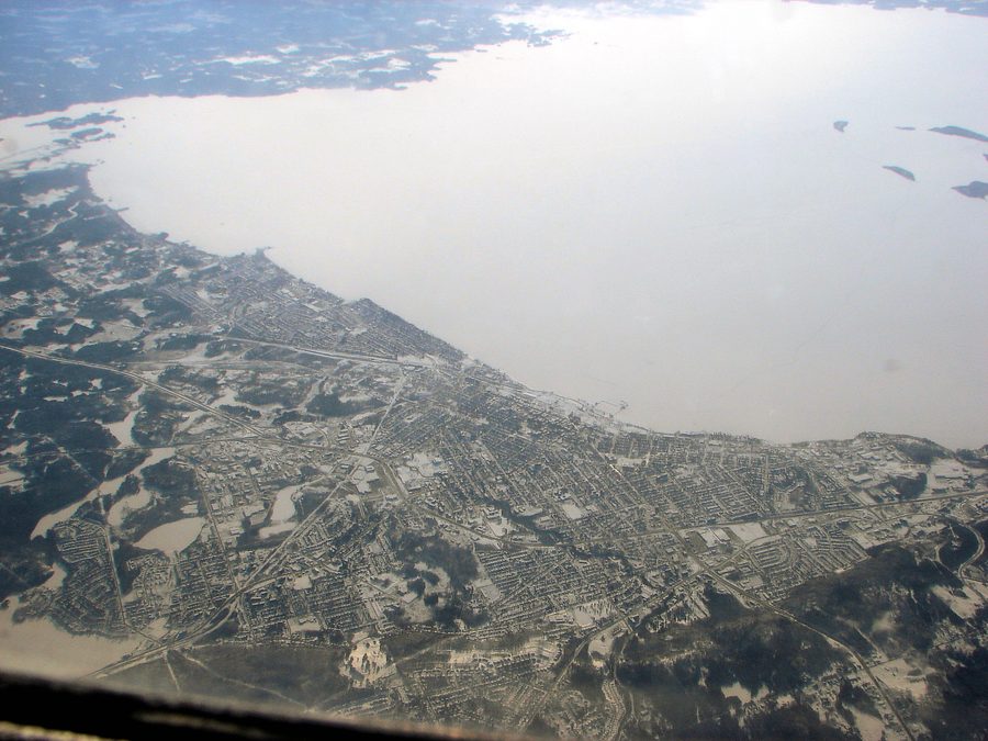 Вид с воздуха на North Bay и озеро Nipissing.