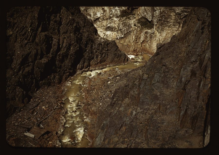 Скалы и ручей вдоль Million Dollar Highway в Ouray County, Colorado