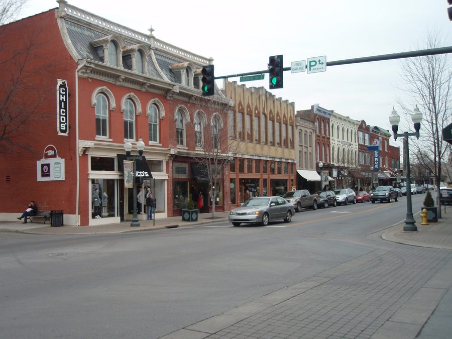 Историческая Main Street на 4th Avenue в Franklin, Tennessee