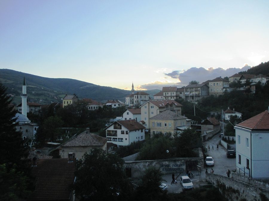 Панорама старого города Травника от Ворот крепости с Новой мечетью и мечетью Кахвица