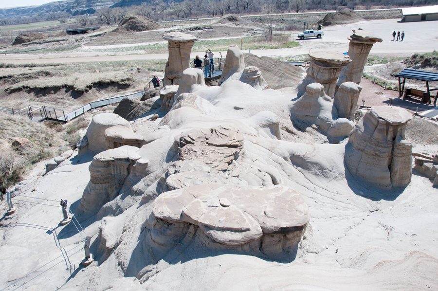 Hoodoos и ландшафт badlands в районе Drumheller в Альберте