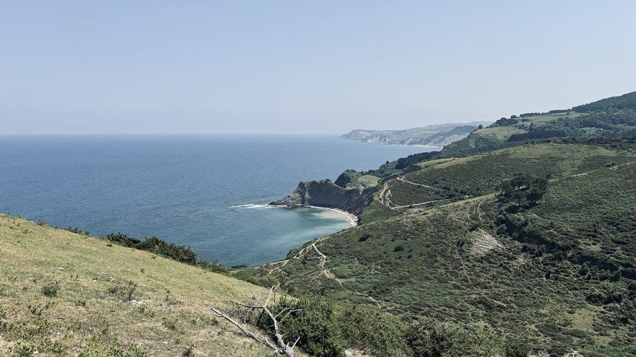 Вид на побережье Дебы с морем и скалистыми утесами