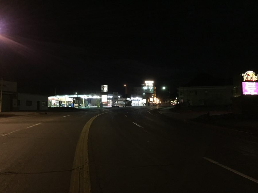 Главная улица рядом с Corona Avenue в Тонопе, Невада, ночью
