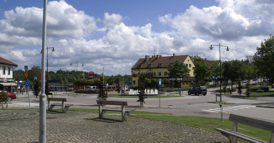 Круговая развязка в центре Örkelljunga, лен Сконе, Швеция