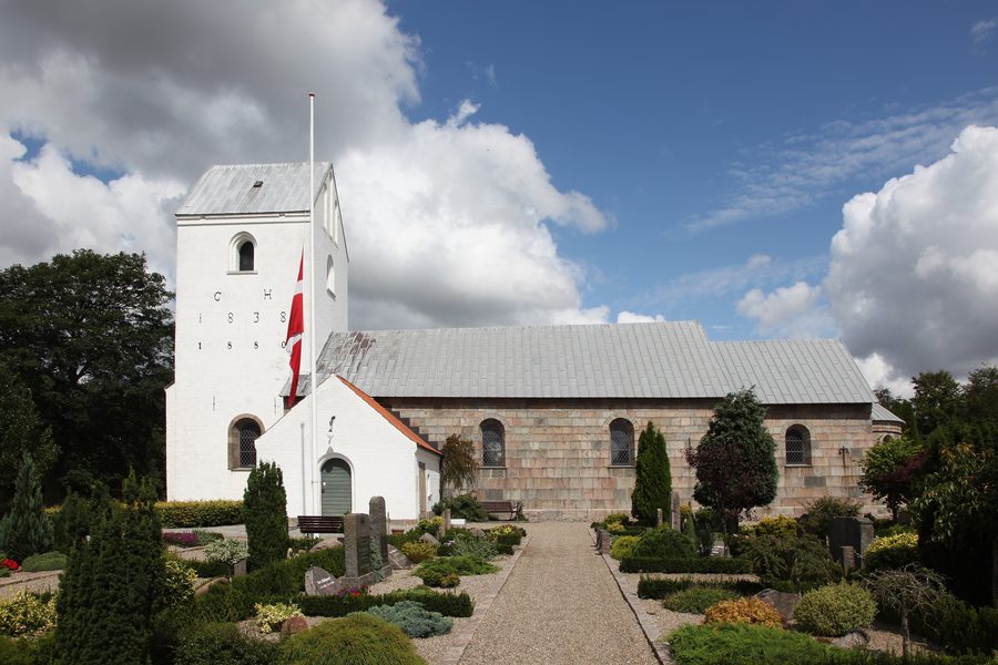 Вид снаружи на церковь Sulsted Kirke к северу от Ольборга, Дания