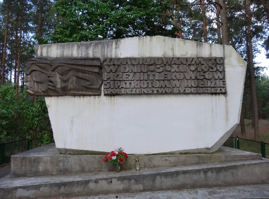 Памятный камень в лесном массиве Пущи Быдгощской у Быдгоща