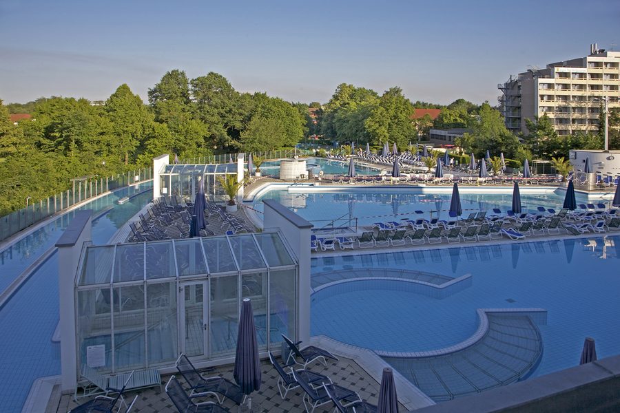 Внешняя территория термального комплекса Europa Therme в Бад-Фюссинге