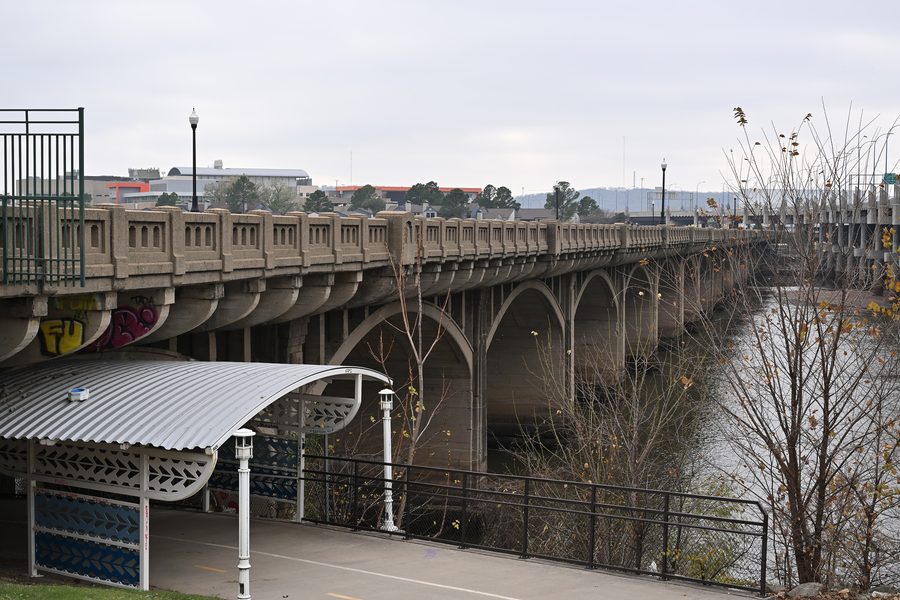 Riverside Parks East Trail, река Арканзас и мост Eleventh Street в Талсе