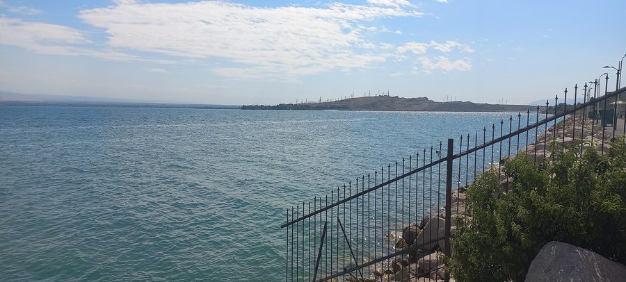 Пейзаж у водохранилища Таджикского моря в Таджикистане