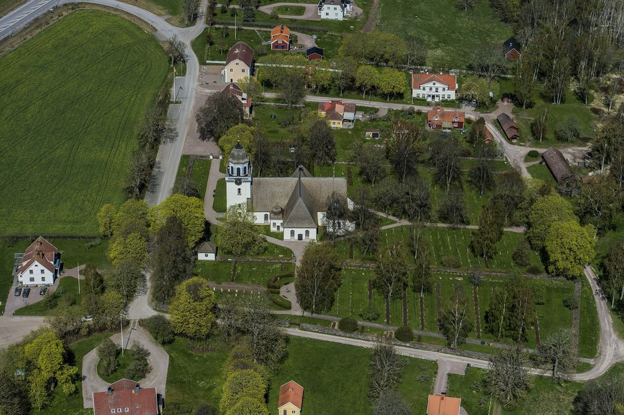 Säby kyrka в сельском ландшафте у Траноса, вид сверху