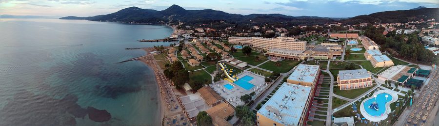 Пляжная зона Messonghi Beach Holiday Resort в Мораḯтике на Корфу