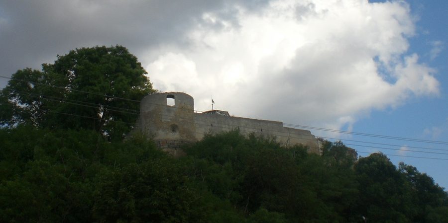 Руины замка в Ильже, Польша