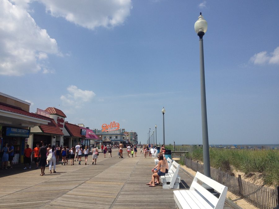 Набережная Rehoboth Beach с видом на север в сторону Rehoboth Avenue.