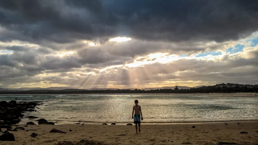 Пляж Merimbula Bar Beach на побережье Нового Южного Уэльса под облачным небом