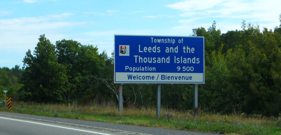 Пейзаж на реке Святого Лаврентия в Leeds and the Thousand Islands с островами и лесистым берегом