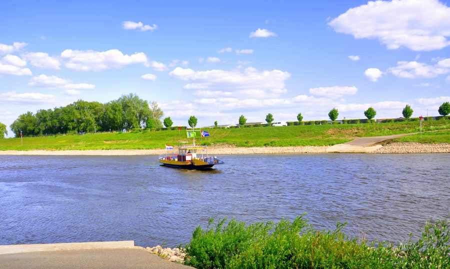 Велосипедный паром на IJssel у Латюма