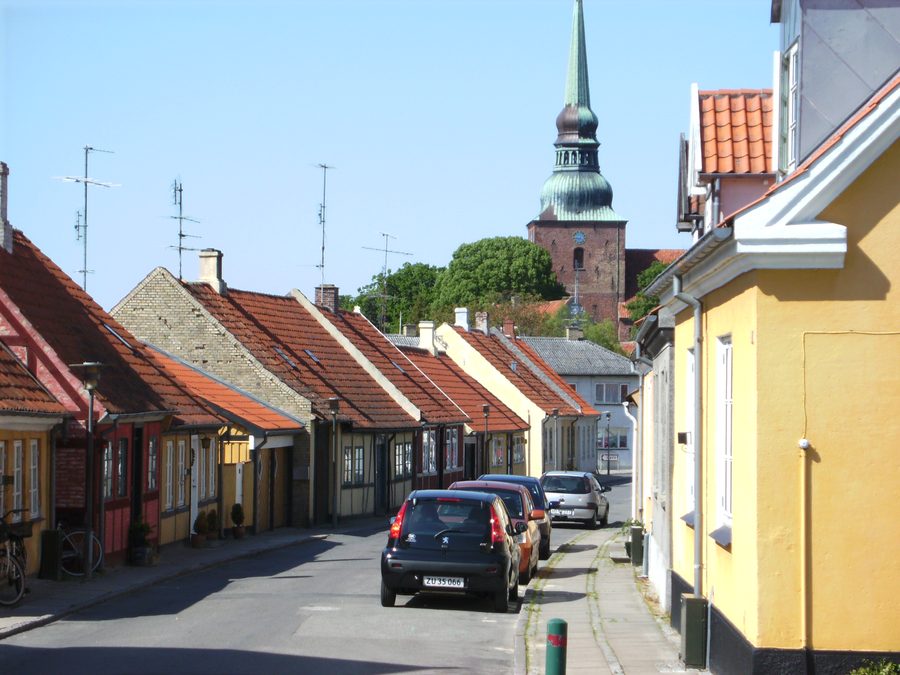 Историческая улица Fiskergade с домами в Nysted